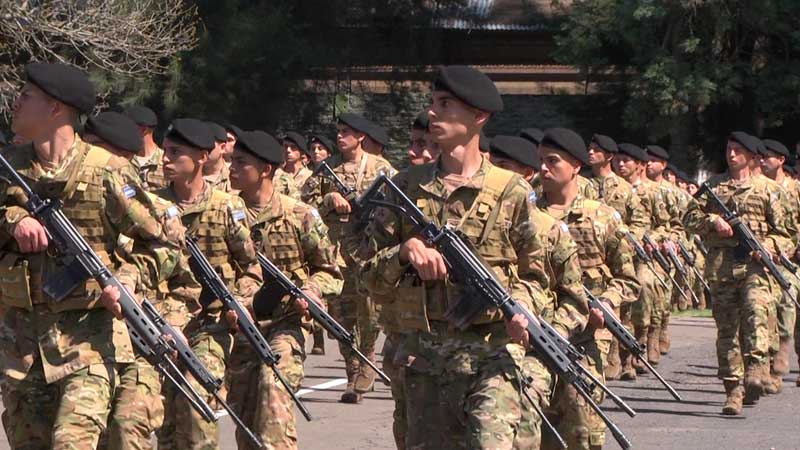 Cien hombres y mujeres egresaron como soldados voluntarios en Paraná