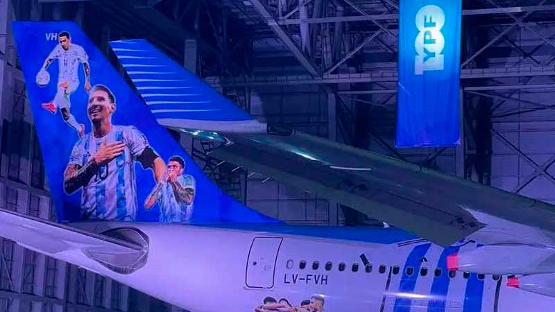 Aerolíneas Argentinas presentó el avión que llevará a los hinchas al Mundial
