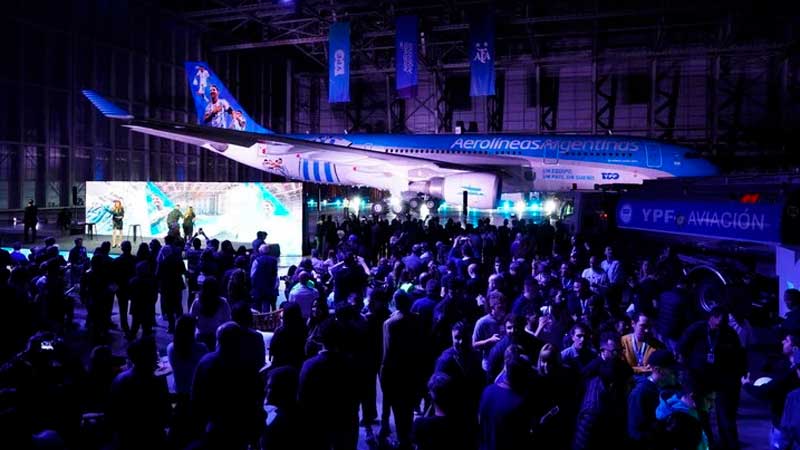 Aerolíneas Argentinas presentó el avión que llevará a los hinchas al Mundial