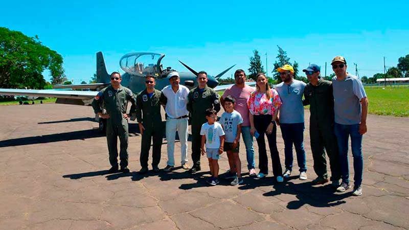 El avión Tucano ofreció un espectáculo aéreo en Bella Vista