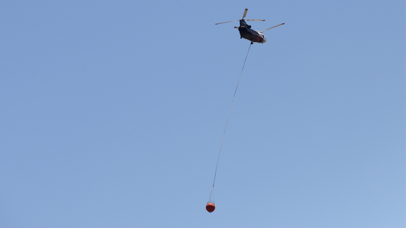 El helicóptero “Chinook” se sumó al combate contra los incendios en el delta