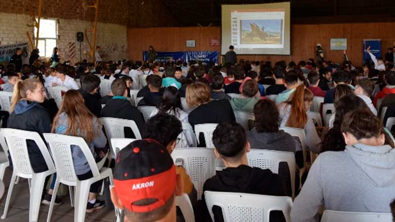 Los Defensores de Nuestros Cielos se presentaron en Esperanza ante cientos de alumnos