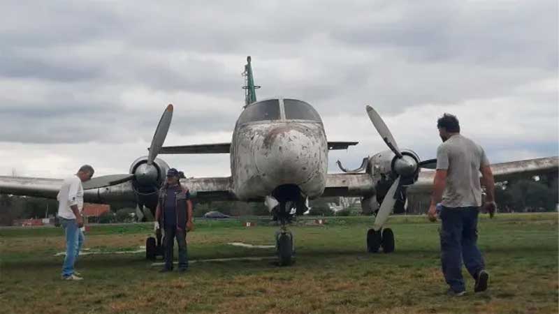 Trasladaron el avión ex Laer que estaba en el predio del Aeroclub Paraná