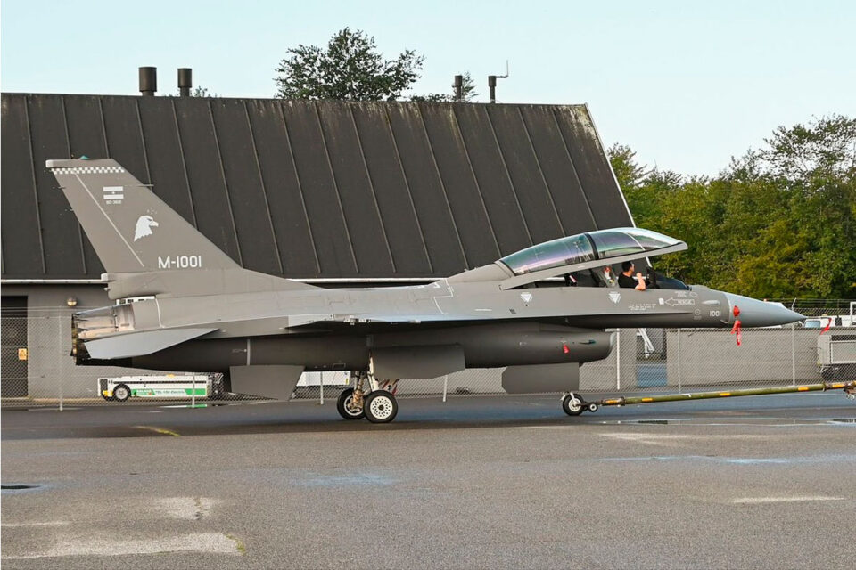 Culmina proceso de pintado de los primeros 6 aviones F-16 de la Fuerza Aérea