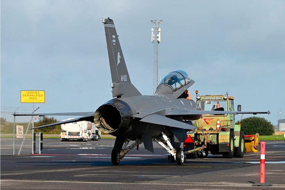 Culmina proceso de pintado de los primeros 6 aviones F-16 de la Fuerza Aérea