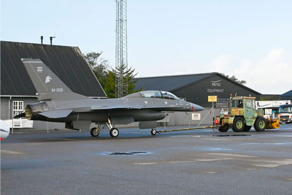 Culmina proceso de pintado de los primeros 6 aviones F-16 de la Fuerza Aérea