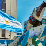 Nuevo monumento A-4C Skyhawk frente al Edificio Cóndor