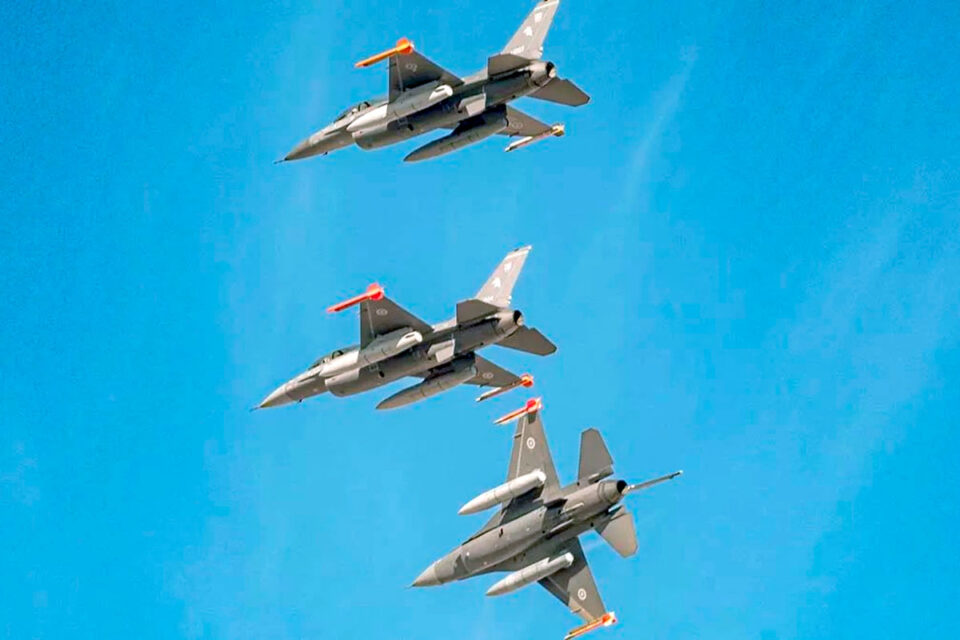 Los F-16 ya cruzan el Atlántico rumbo a Argentina en un operativo histórico