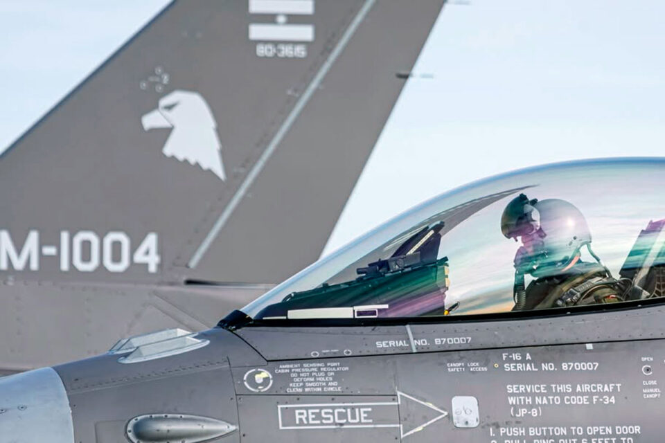 Los F-16 ya cruzan el Atlántico rumbo a Argentina en un operativo histórico