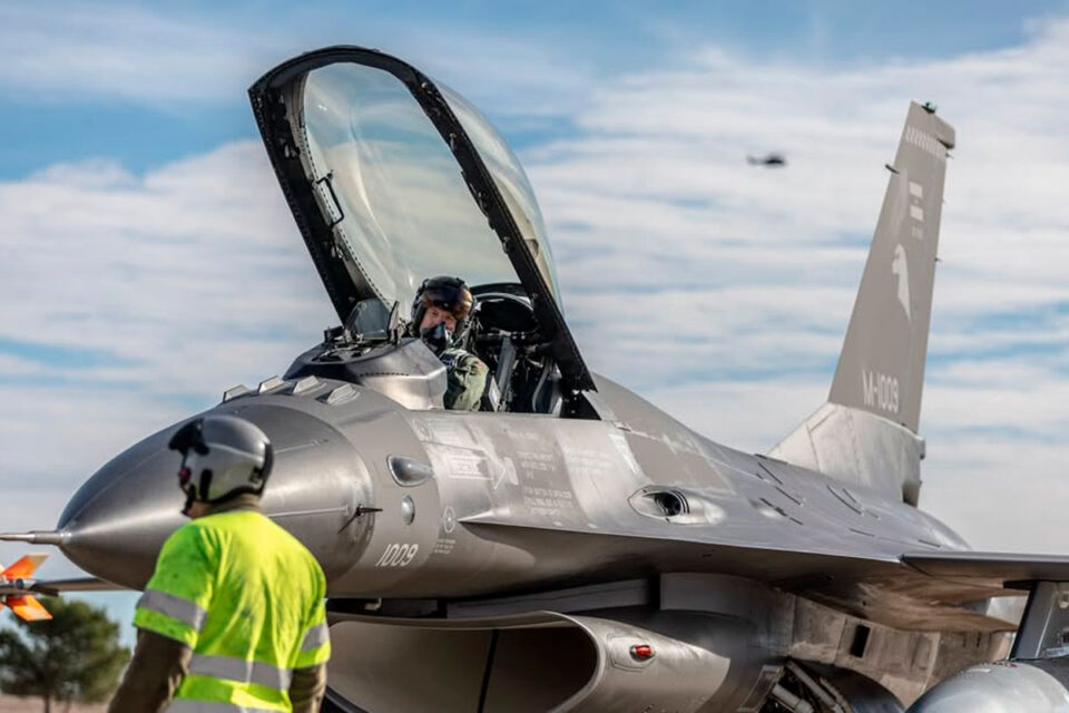 Los F-16 ya cruzan el Atlántico rumbo a Argentina en un operativo histórico