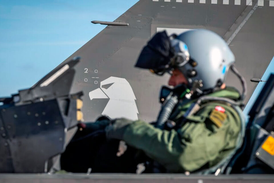 Los F-16 ya cruzan el Atlántico rumbo a Argentina en un operativo histórico