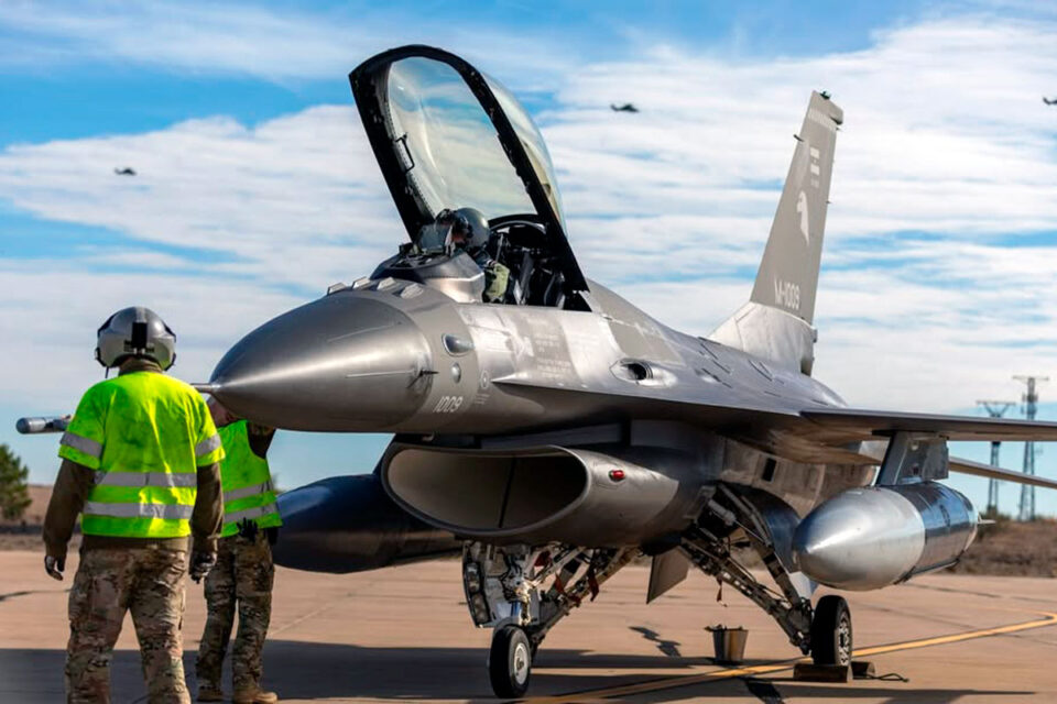 Los F-16 ya cruzan el Atlántico rumbo a Argentina en un operativo histórico