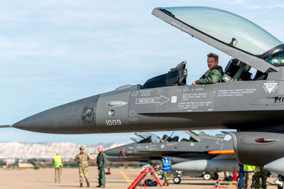 Los F-16 ya cruzan el Atlántico rumbo a Argentina en un operativo histórico