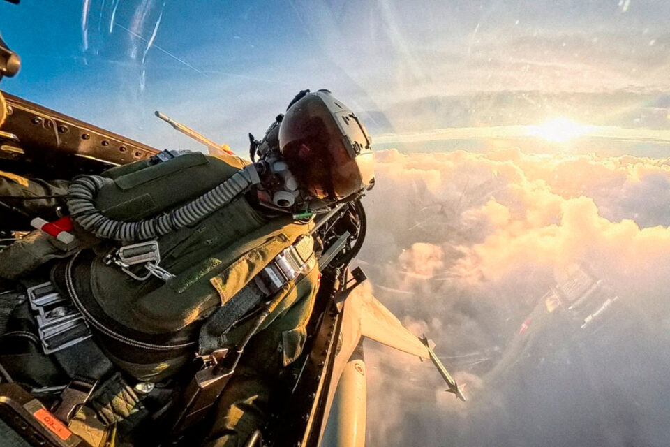 Los F-16 ya cruzan el Atlántico rumbo a Argentina en un operativo histórico