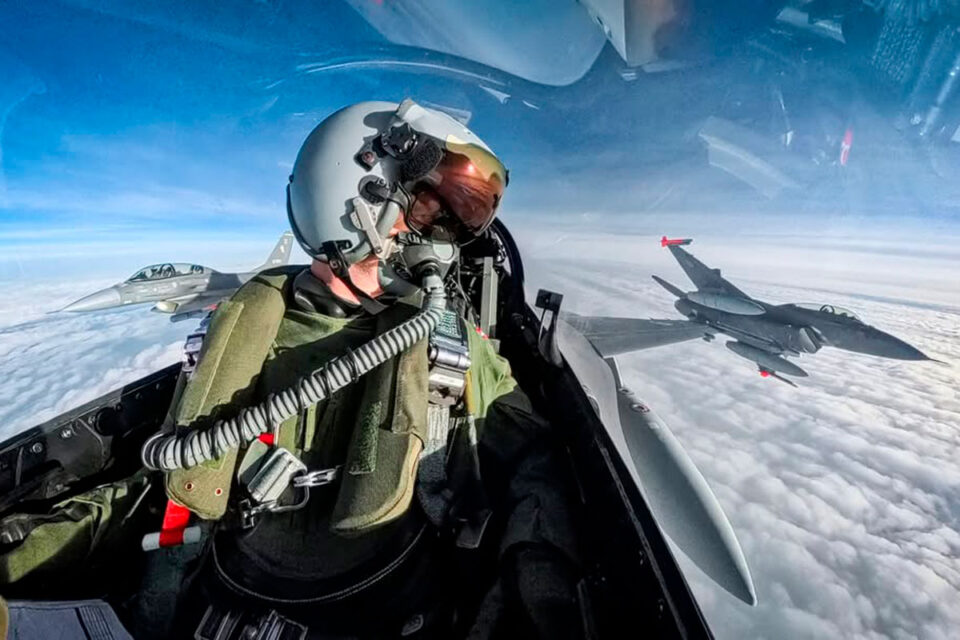 Los F-16 ya cruzan el Atlántico rumbo a Argentina en un operativo histórico