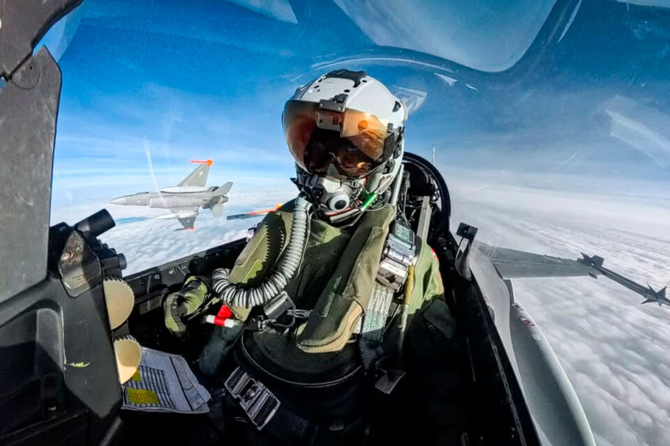 Los F-16 ya cruzan el Atlántico rumbo a Argentina en un operativo histórico