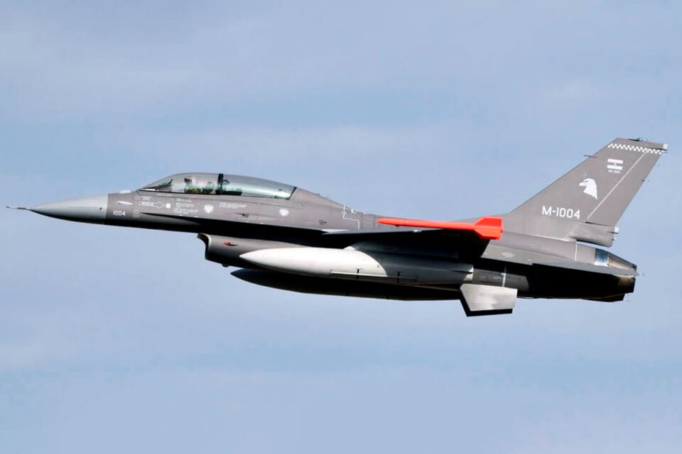 Los F-16 ya cruzan el Atlántico rumbo a Argentina en un operativo histórico