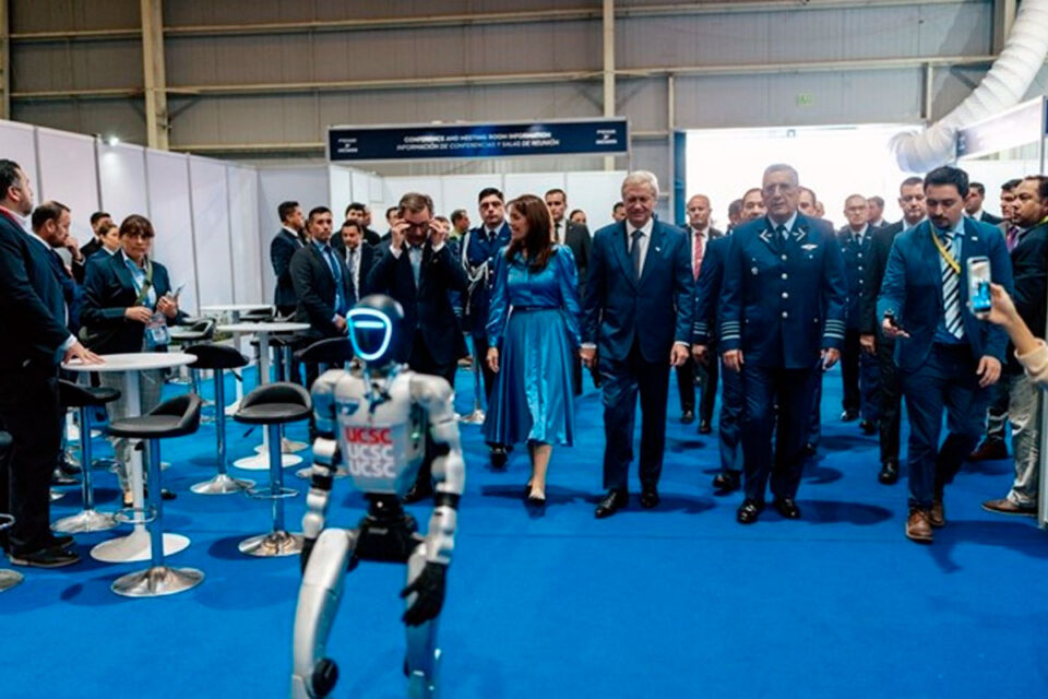 FIDAE 2026 abrió en Chile con show aéreo y tecnología