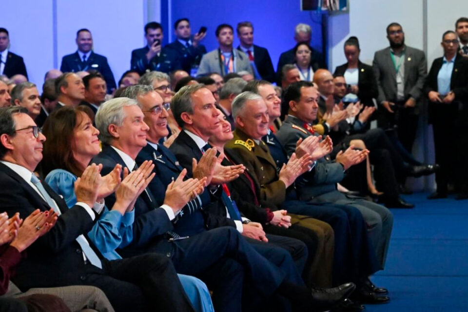 FIDAE 2026 abrió en Chile con show aéreo y tecnología