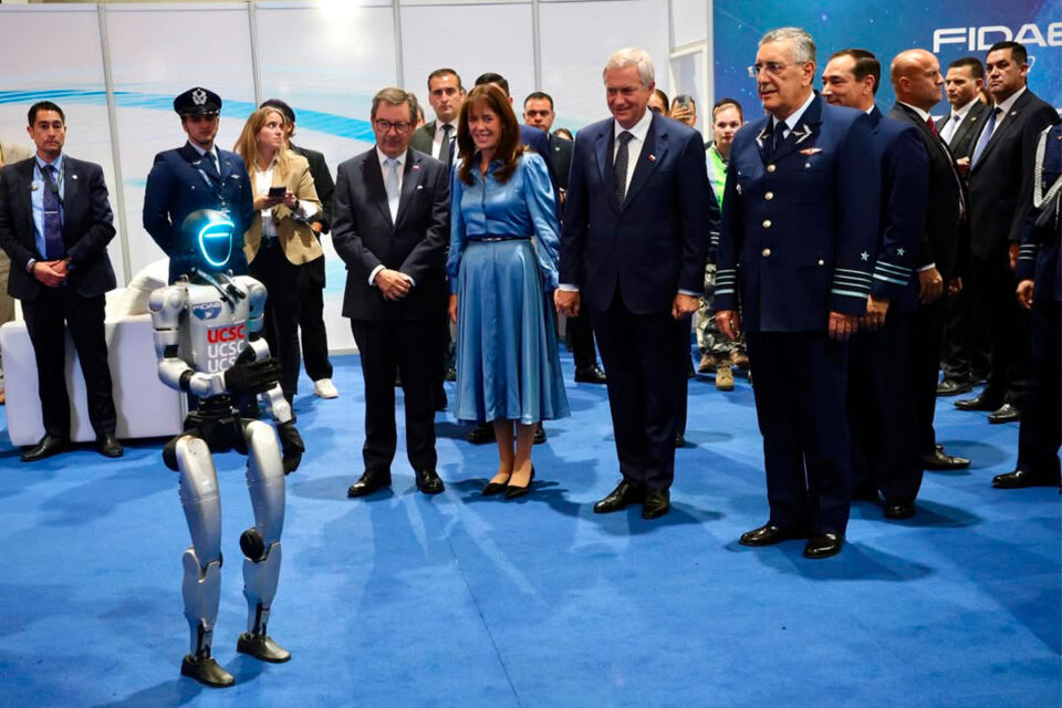 FIDAE 2026 abrió en Chile con show aéreo y tecnología