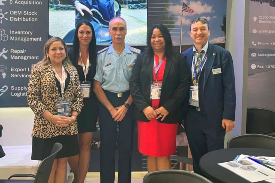 Gustavo Valverde participa de FIDAE 2026 representando a la Fuerza Aérea Argentina