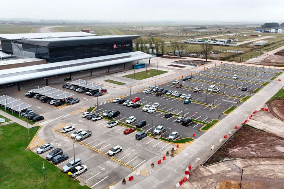 Aeropuerto de Rosario amplía accesos y estacionamiento