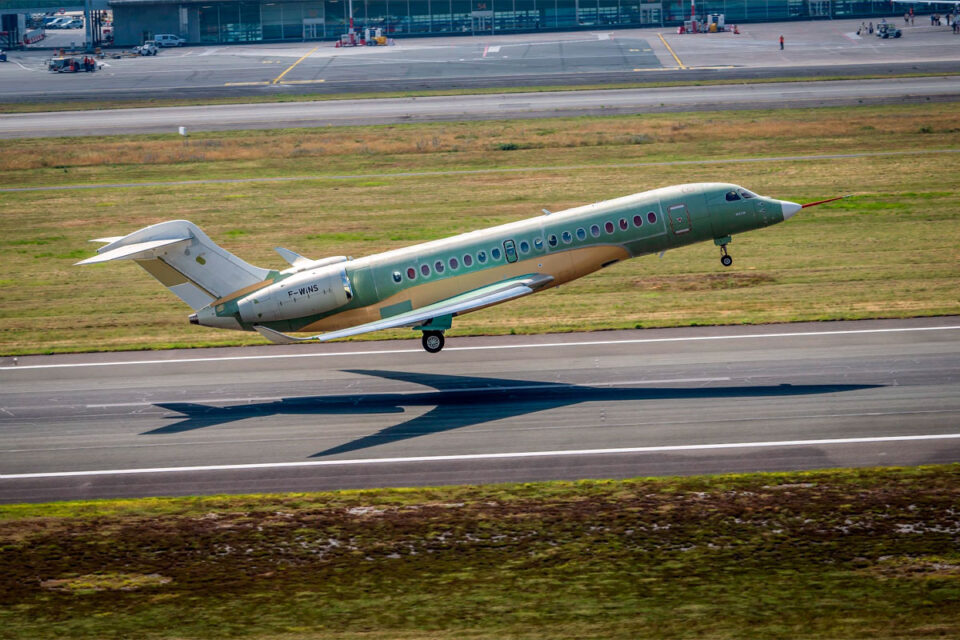 El Falcon 10X de Dassault completó su primer vuelo