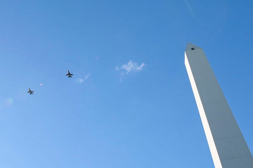 F-16 argentinos sobre Buenos Aires rumbo a Morón